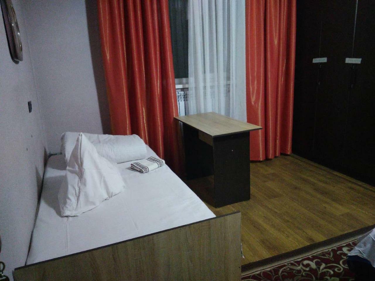 Saima Guest House Osh Bagian luar foto